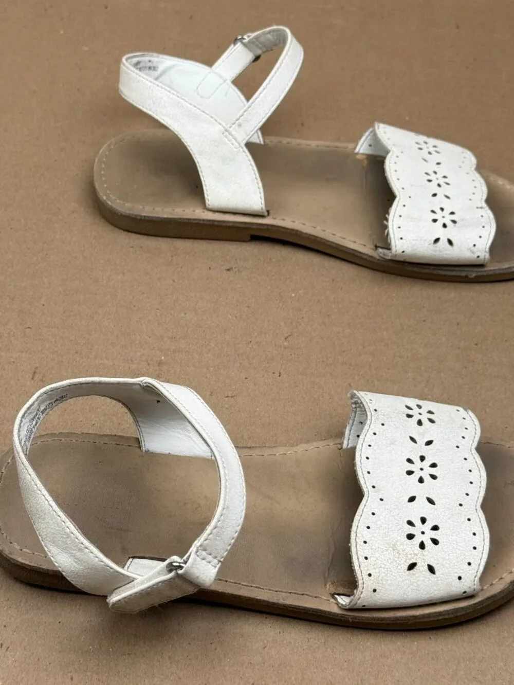 Gymboree Girls White Sandals Size 3 Floral Cutout Scalloped Strappy DAMAGE